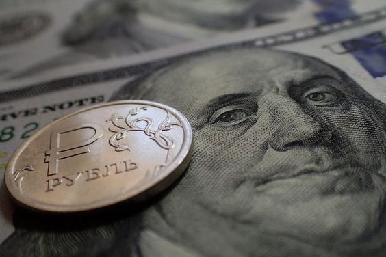 Доллар упал ниже 75 рублей впервые за долгое время