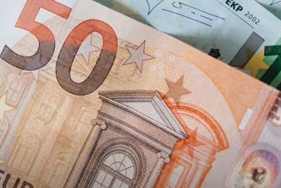 Евро упал ниже 86 рублей впервые с августа прошлого года
