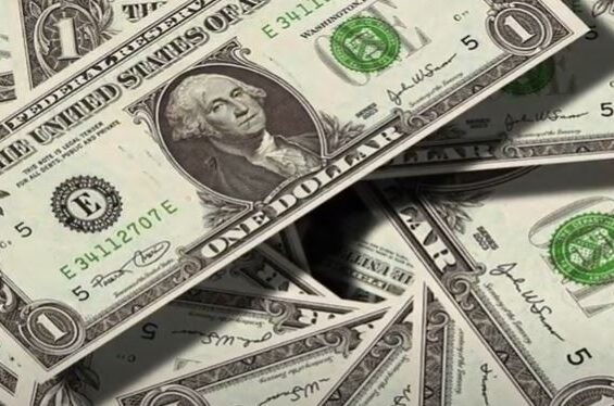 Доллар поднялся выше 73 рублей из-за новостей о новых ограничениях против РФ