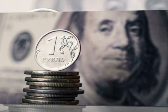 Доллар упал ниже уровня 72 рублей впервые за год