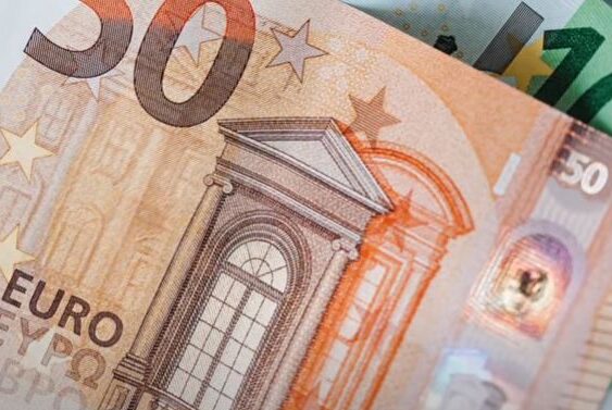 Доллар укрепил позиции по отношению к евро
