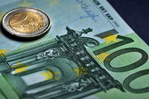 Евро впервые с лета прошлого года упал ниже 85 рублей