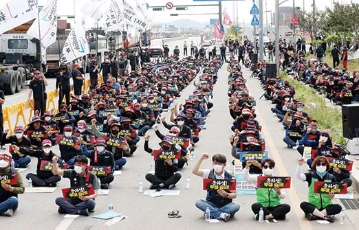 Южнокорейские дальнобойщики возвращаются к работе после окончания забастовки