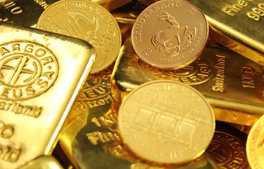 Золото дорожает с почти 11-месячного минимума