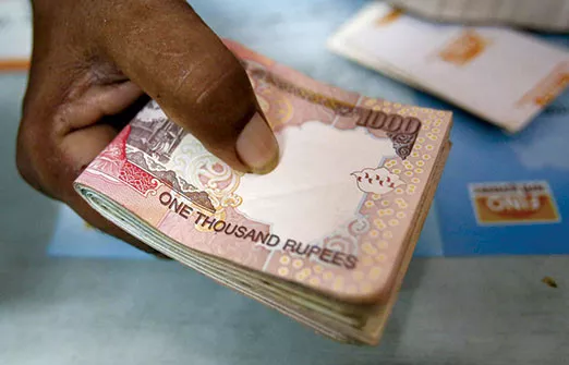 INR обновляет минимум на фоне оттока внешнего капитала и умеренности RBI